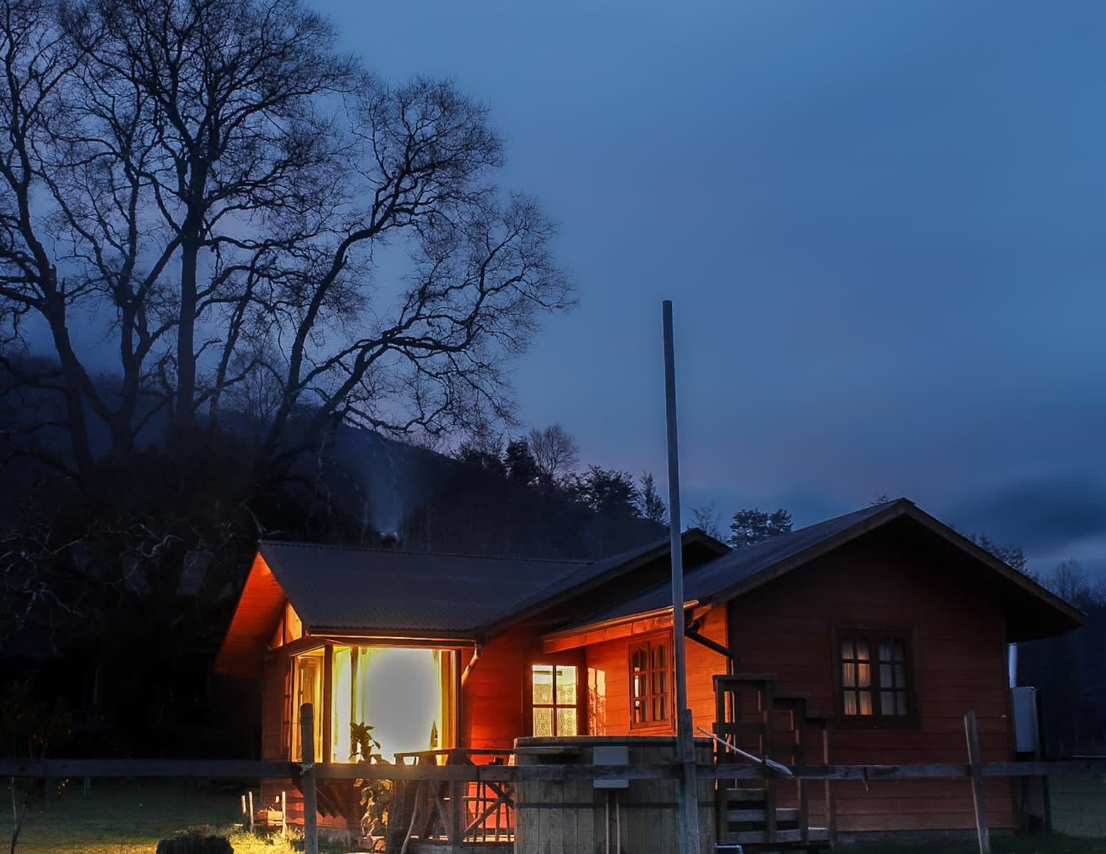 Cabaña iluminada de noche