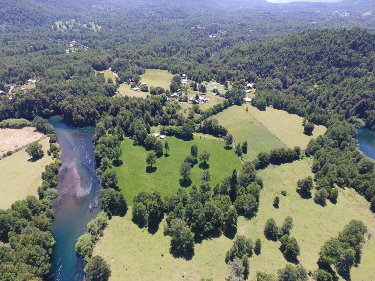 Vista aérea del campo y el río Liucura