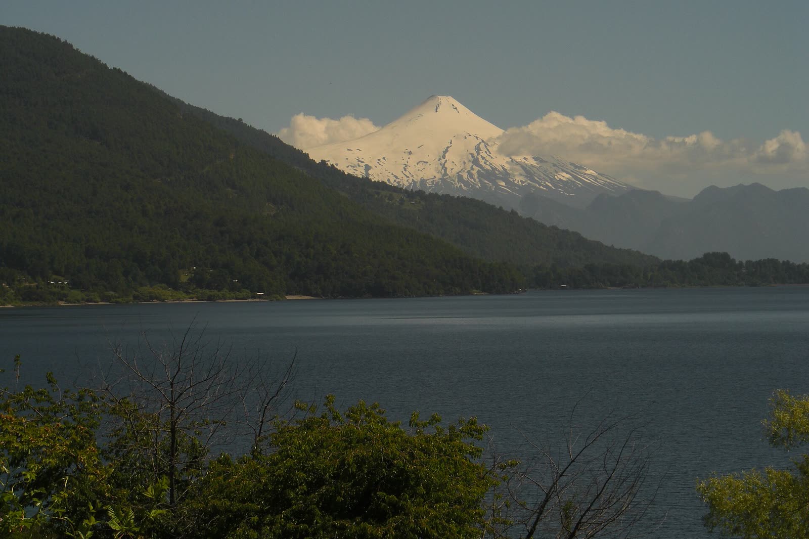 El volcán Villarrica desde el lago Caburgua